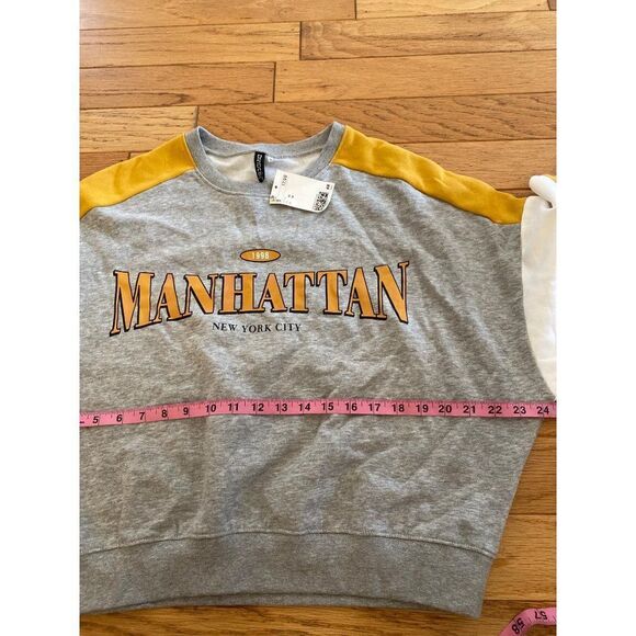 NWT Divided H&M women’s grey gold crew neck graphic print pullover sweater sz M - Picture 4 of 8